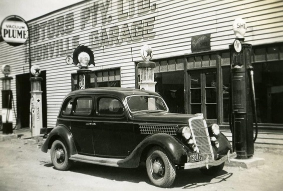 1935 Ford V8 Deluxe Sedan