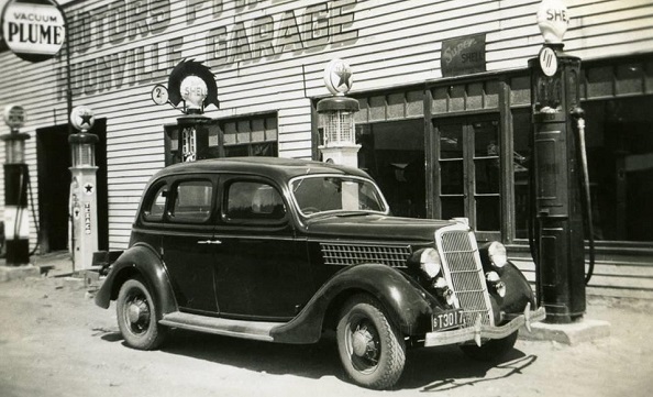 1935 Ford V8 Deluxe Sedan